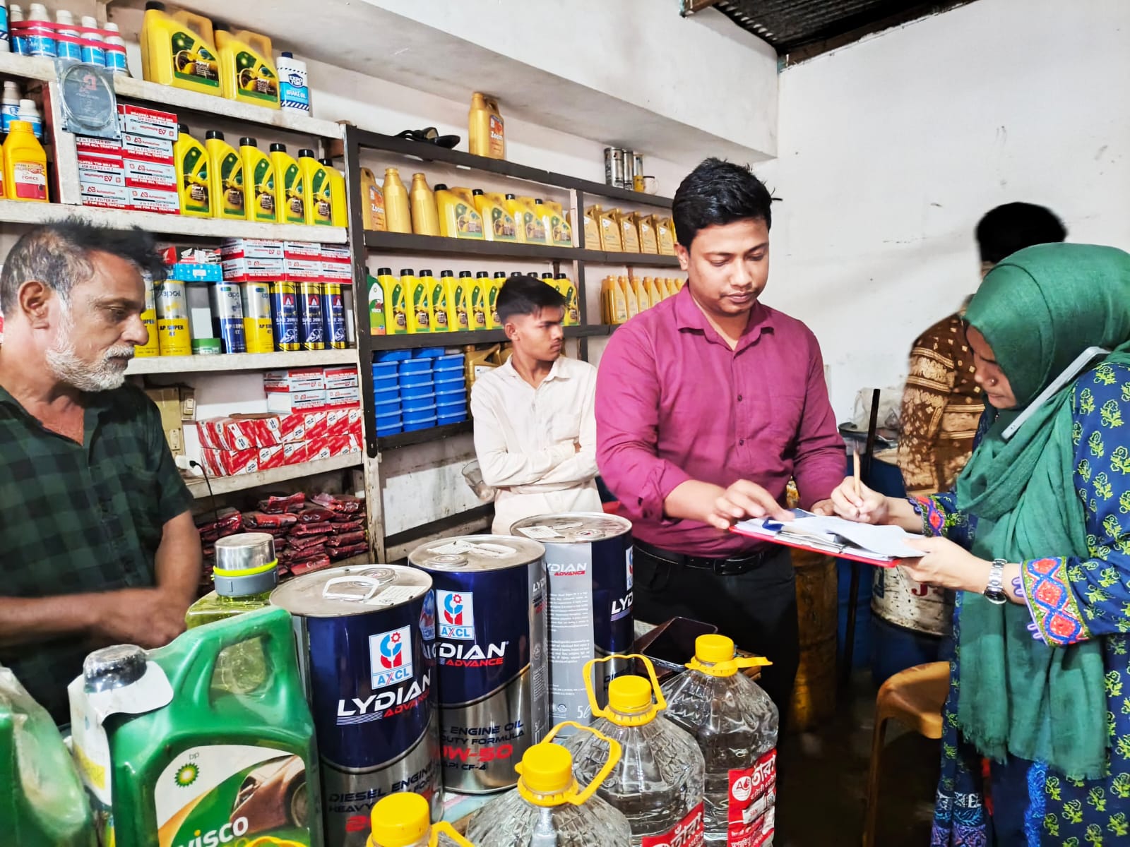 বড়লেখায় ভ্রাম্যমাণ আদালতের অভিযান: অতিরিক্ত দামে জ্বালানি বিক্রয়ে জরিমানা