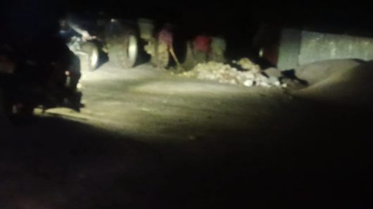 দিনে কাজ বন্ধ শ্রমিকদের, আর রাতের আঁধারে চলে জাফলং পাথর লুট