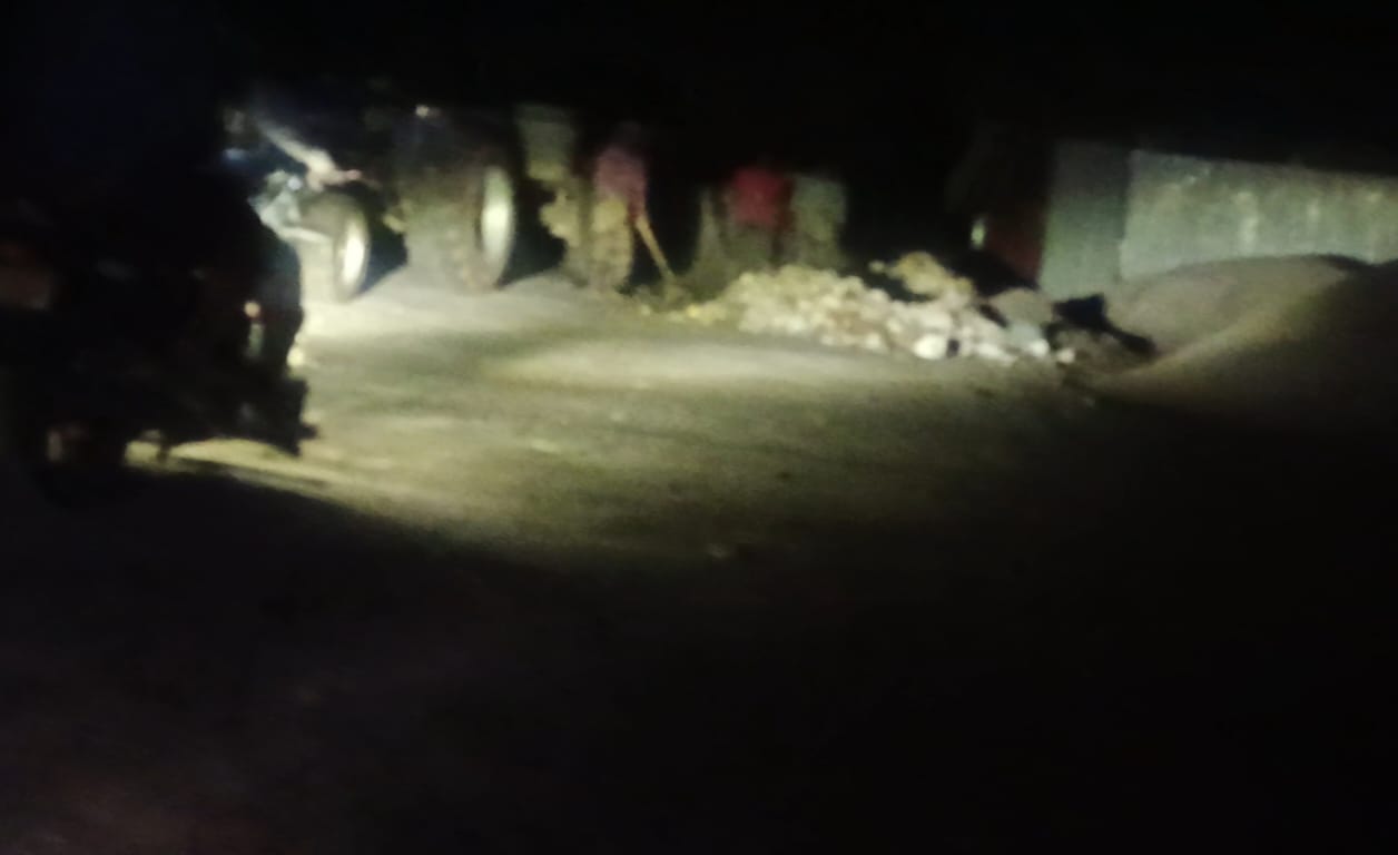 দিনে কাজ বন্ধ শ্রমিকদের, আর রাতের আঁধারে চলে জাফলং পাথর লুট