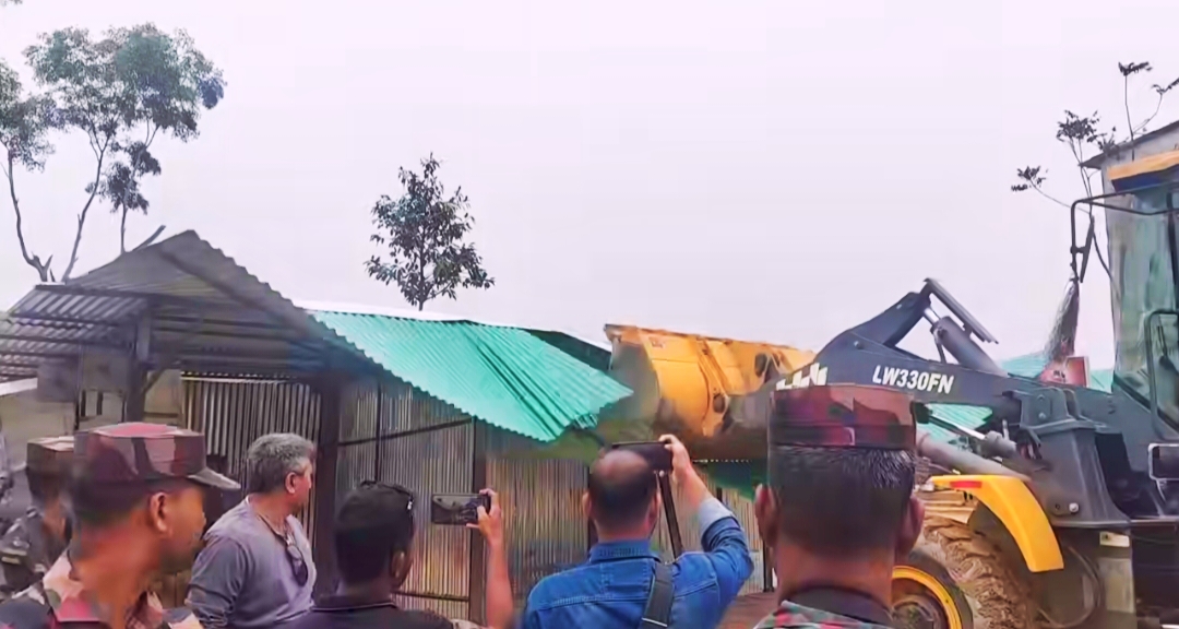 জাফলংয়ে উচ্ছেদ অভিযান ঘিরে বিতর্ক-দুটি ঘর ভাঙায় ক্ষোভ, প্রশ্নে প্রশাসনের ভূমিকা