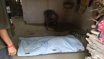 বড়লেখায় এক গৃহবধূ গলায় ফাঁস লাগিয়ে আত্মহত্যা করেছেন।