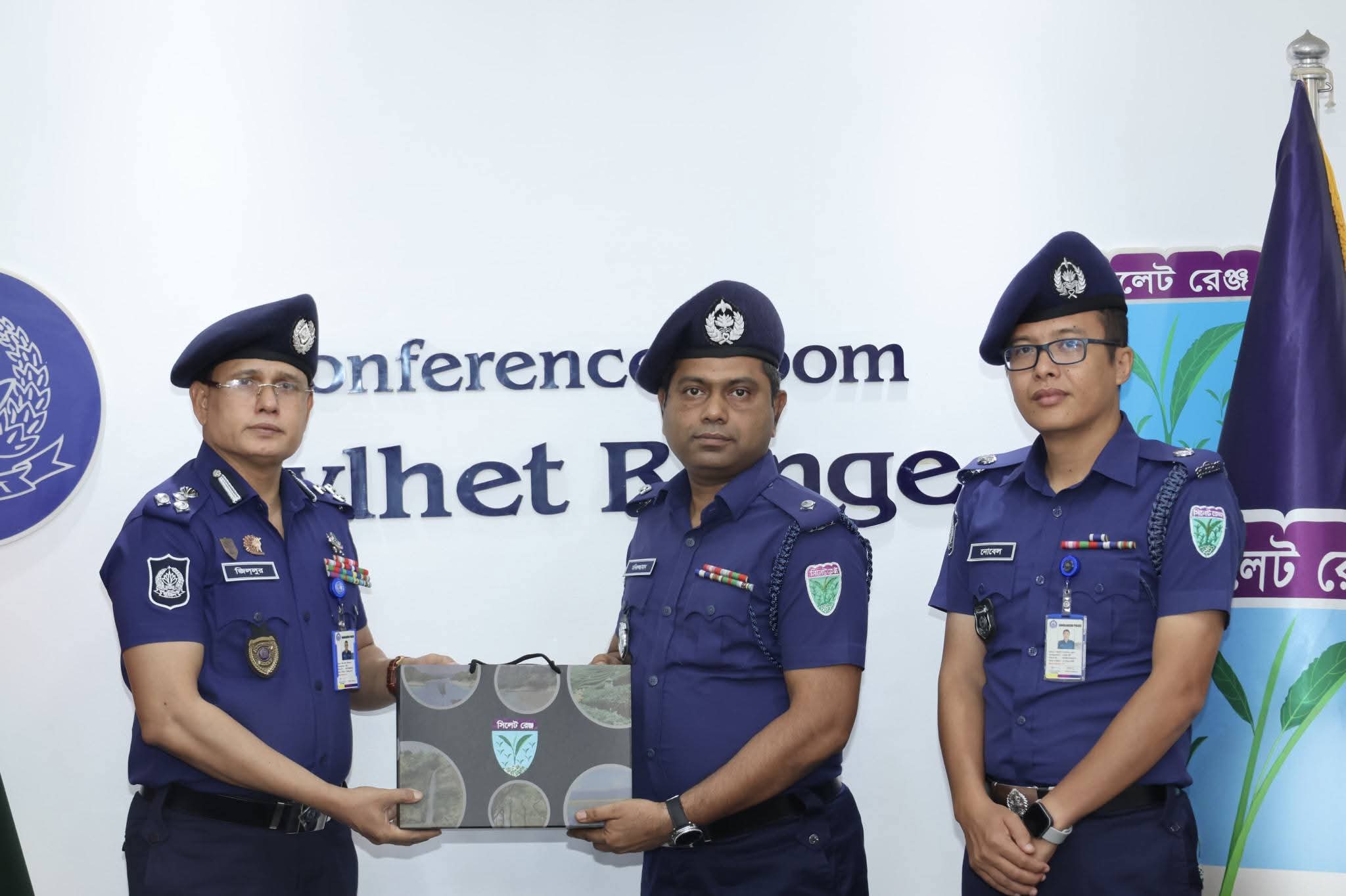 বড়লেখার ওসি মনিরুজ্জামান ও এএসআই সুলতান সিলেট বিভাগের শ্রেষ্ঠ পুরস্কৃত