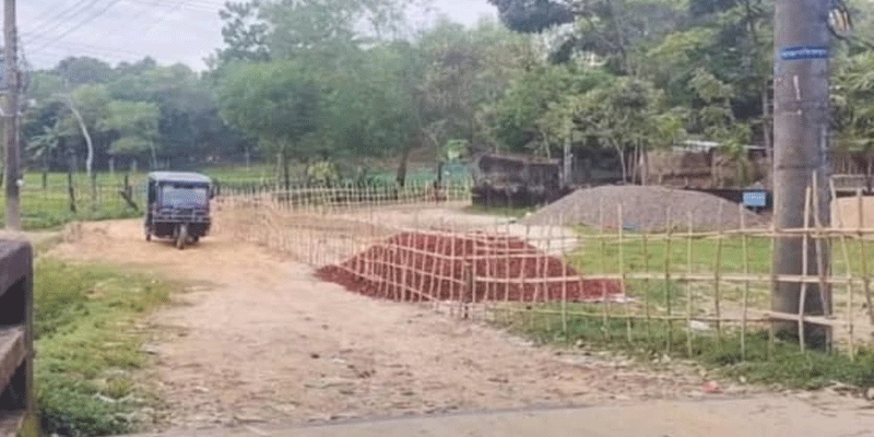 সিলেটে বাঁশের বেড়া দিয়ে সরকারি সড়ক অবরুদ্ধ : তোপের মুখে আওয়ামী লীগ নেতা