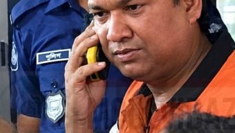 মৌলভীবাজার শহরের চৌমুহনায় মব সৃষ্টি করে হেনস্থার শিকার এক পুলিশ কর্মকর্তা।