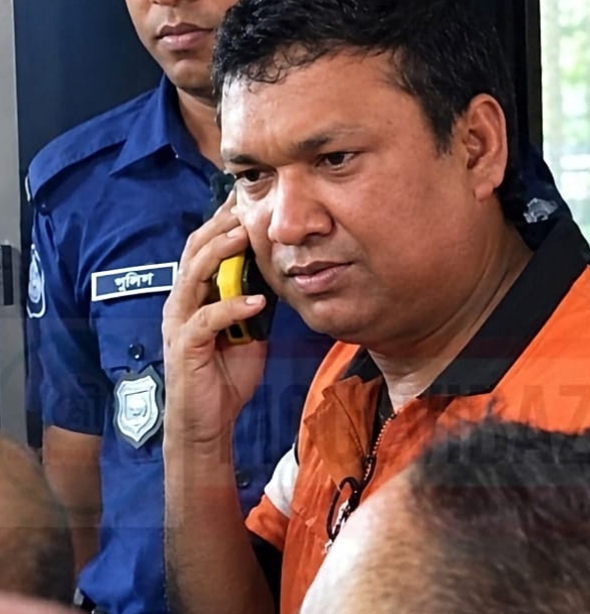 মৌলভীবাজার শহরের চৌমুহনায় মব সৃষ্টি করে হেনস্থার শিকার এক পুলিশ কর্মকর্তা।